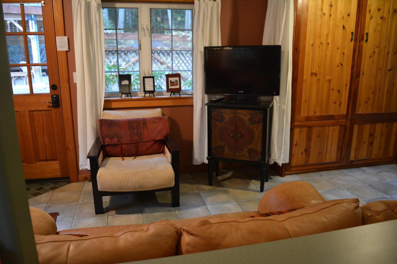 Copper Creek Inn Эшфорд Экстерьер фото